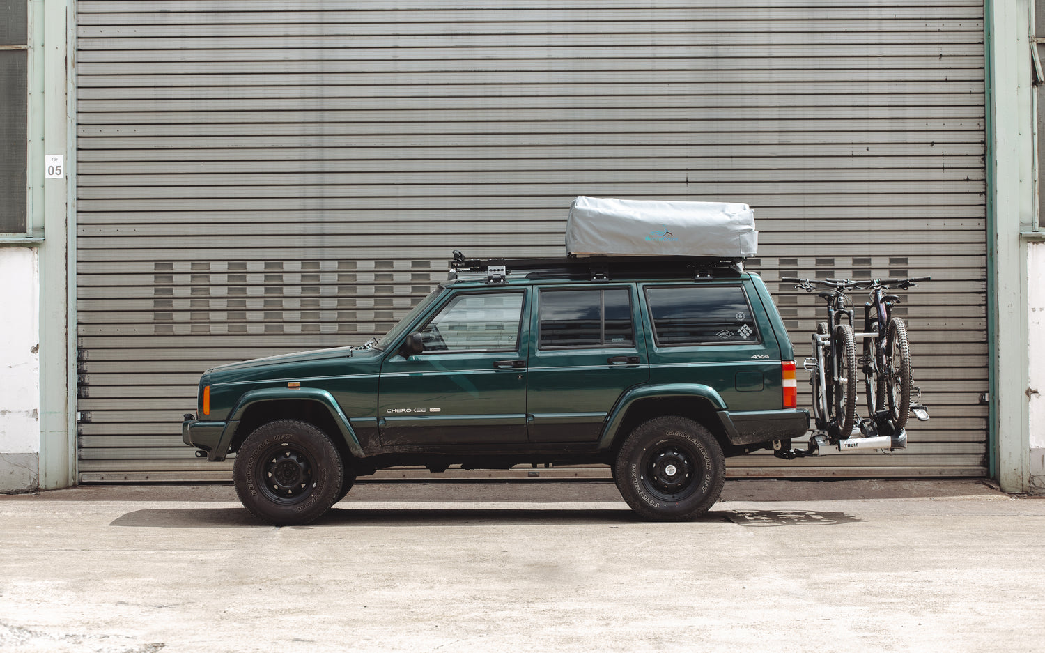Green Jeep Cherokee with DOT Medium roof rack set